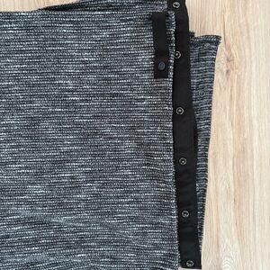 Lululemon Black and Gray Customizable Snap Scarf